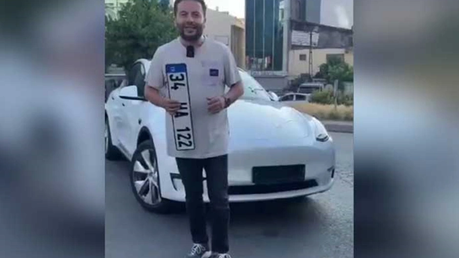 TOGG’a övgüler dizen Hakkı Alkan Tesla otomobil aldığını duyurdu
