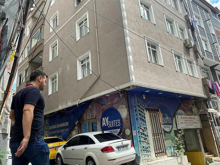 CHP’li vekil Gökan Zeybek’in ölüm binası! Sığınağı kafe, otoparkı tamirhane yaptı, kaçak kat çıktı! ‘Kolonlar kesildi’ iddiası