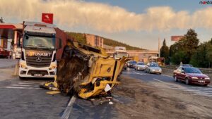 Kocaeli’de park halindeki tıra çarpan tırın şoförü ağır yaralandı
