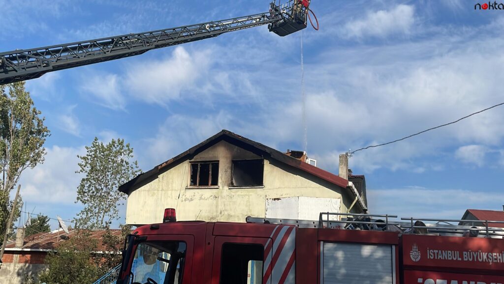 Pendik’te iş yerinin çatısı yandı