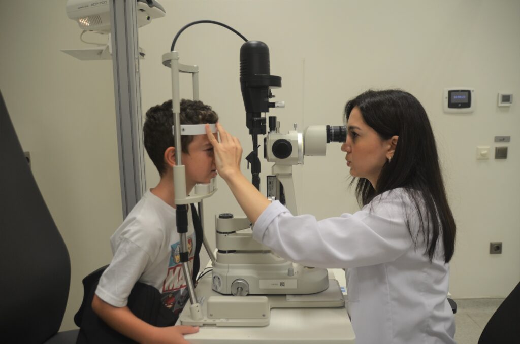 GÖZ BOZUKLUKLARI ÇOCUKLARIN OKUL BAŞARISINI ETKİLEYEBİLİR