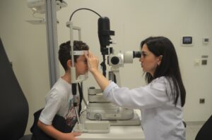 GÖZ BOZUKLUKLARI ÇOCUKLARIN OKUL BAŞARISINI ETKİLEYEBİLİR