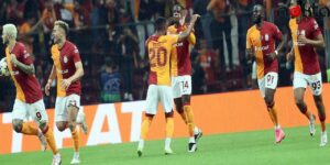 Aslan İki Dakikada Geri Döndü!