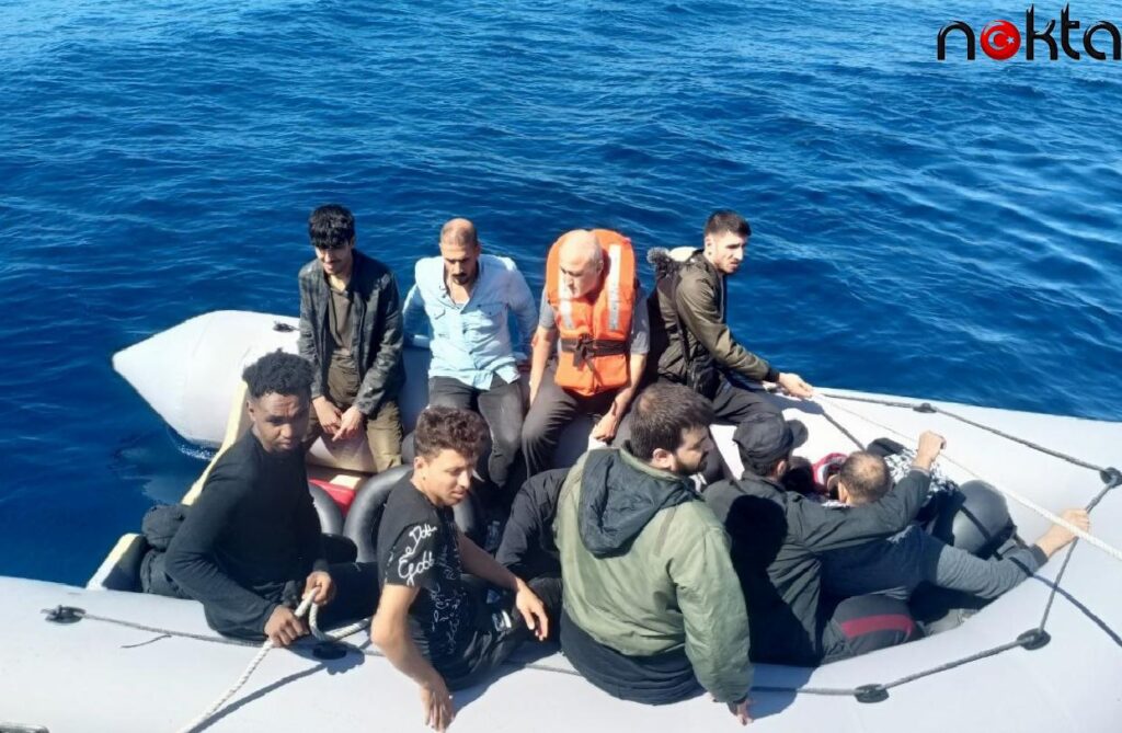 Ayvalık açıklarında Türk kara sularına itilen 13 düzensiz göçmen kurtarıldı