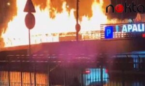 Beyoğlu Evlendirme Dairesi’nin bahçesinde korkutan yangın: Tahta yürüyüş yolu alev alev yandı!