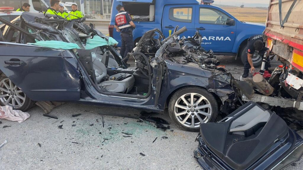 Bursa’da tıra çarpan otomobildeki nişanlı çift hayatını kaybetti