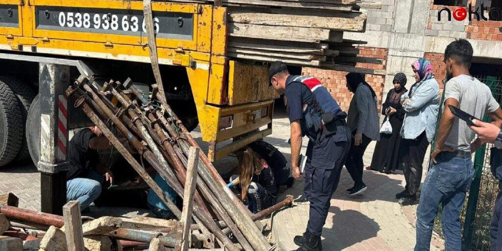 Bursa’da demir iskele direklerinin altında kalan işçi ağır yaralandı