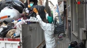 Bursa’da kötü koku yayılan evden 3 kamyon atık çıktı