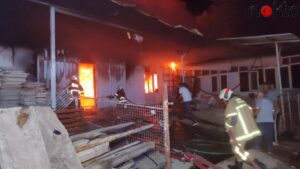 Bursa’da mobilya imalathanesinde çıkan yangın söndürüldü