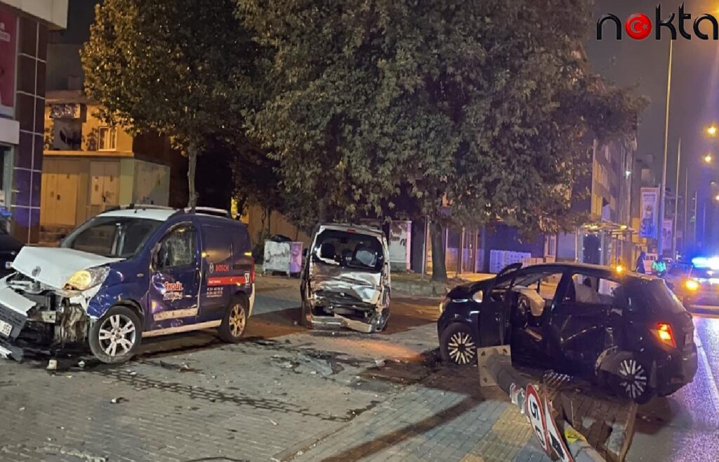Bursa’da park halindeki araçlara ve direğe çarpan otomobilin sürücüsü yaralandı