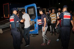 Edirne’deki denetimlerde 322 düzensiz göçmen yakalandı