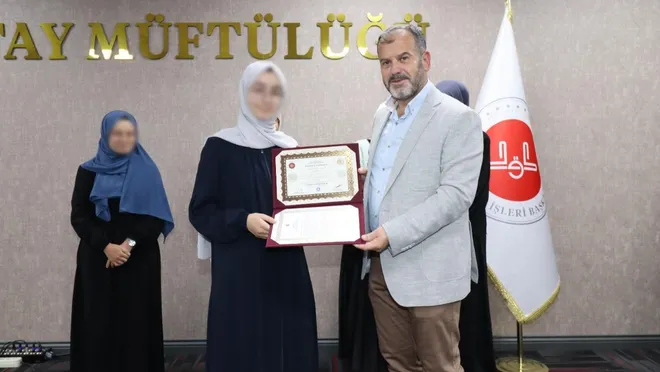 Müftülüğün paylaştığı fotoğrafta, kadınların yüzleri buzlandı