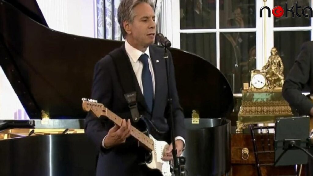 Gündeme oturdu: ABD Dışişleri Bakanı Blinken gitar çalıp şarkı söyledi