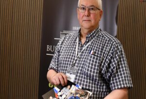 Hollandalı uzay meraklısı, kongreleri gezip astronotlara fotoğraflarını imzalatıyor