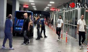 Husumetliler dehşet saçtı: Marketteki silahlı çatışma hastane önünde devam etti, 2 kişi ağır yaralandı