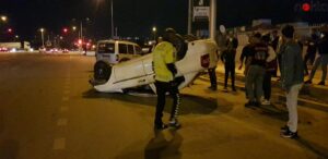 İnegöl’de devrilen otomobildeki 2 kişiden biri yaralandı