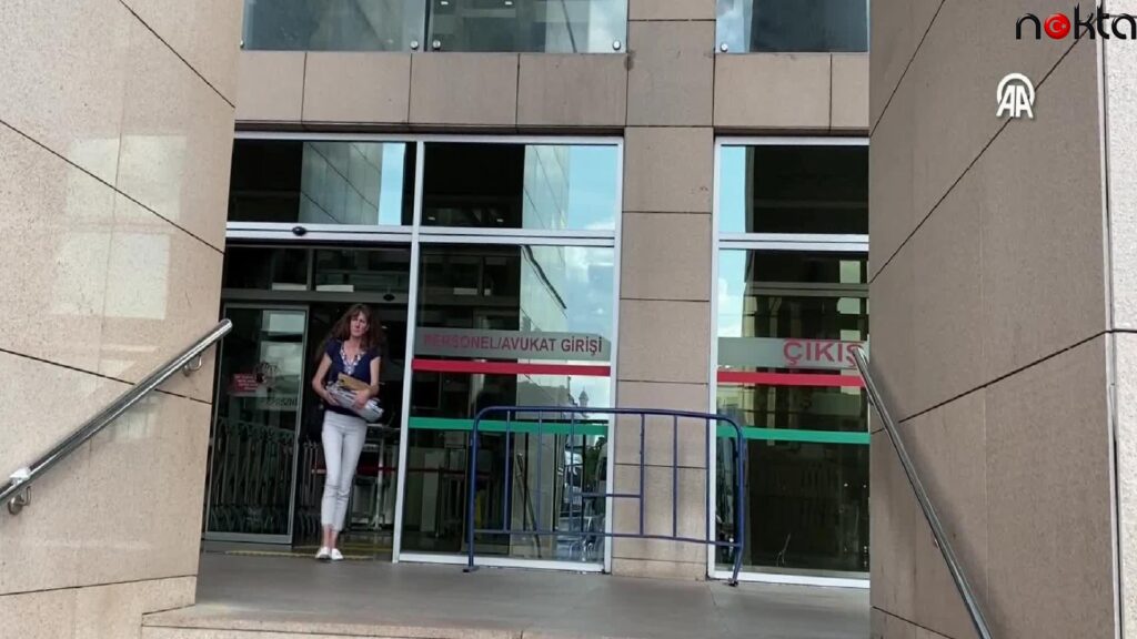 İntihar ettiği belirtilen kızının eşyalarını adliyeden alan İngiliz anne, olayın aydınlatılmasını istiyor