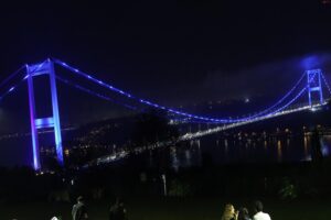 İstanbul’daki iki köprü Dünya Denizcilik Günü için ışıklandırıldı
