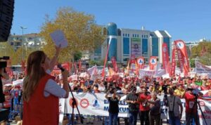 Emekliler meydandan iktidara seslendi: Sakın ola bizleri oyalamaya kalkmayın