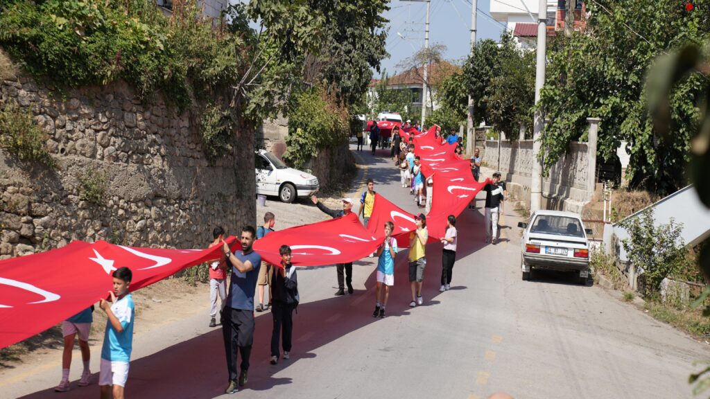 Karapürçek’te sporcu ve antrenörler, 100 metrelik Türk bayrağıyla yürüyüş yaptı