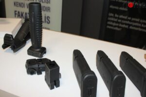 Kocaeli’de deposunda mühimmat ve el bombası bulunan cinayet şüphelisi ile arkadaşı tutuklandı