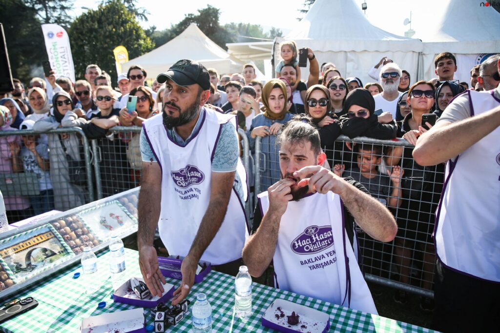 Millet ekmek bulmazken Bursa Gastronomi Festivali’nde “Baklava Yeme Yarışması” düzenlendi