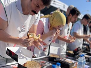 Millet Ekmek bulmazken Bursa Gastronomi Festivali’nde “tahanlı pide” yeme yarışması düzenlendi