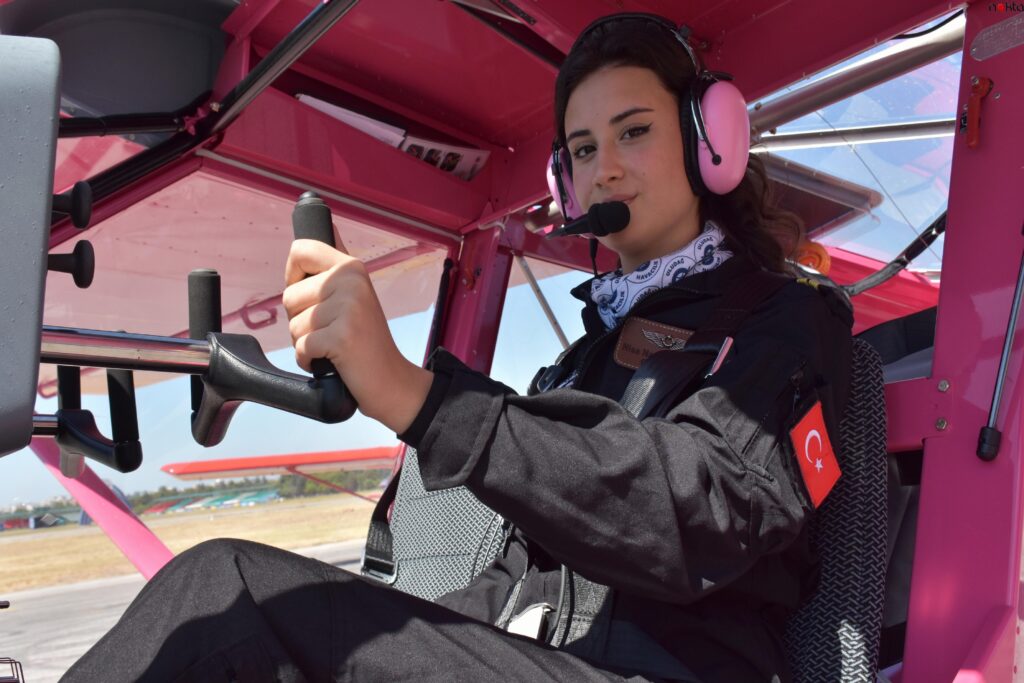 Pilotluk hayalini gerçekleştiren 18 yaşındaki Nisa Naz, gökyüzü sevdalılarını eğitecek
