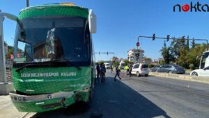 Serik Belediyespor takım otobüsü kaza yaptı