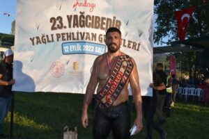 Sındırgı Yağcıbedir Yağlı Güreşleri’nde başpehlivan Hasan Cengiz oldu