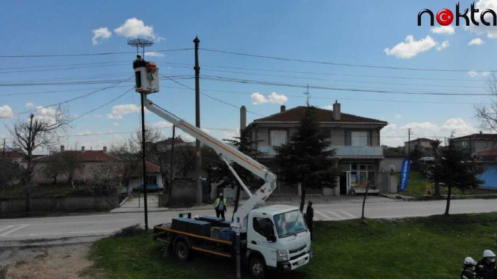 Trakya’da göçmen kuşların akıma kapılmaması için elektrik direklerine özel platformlar kuruldu