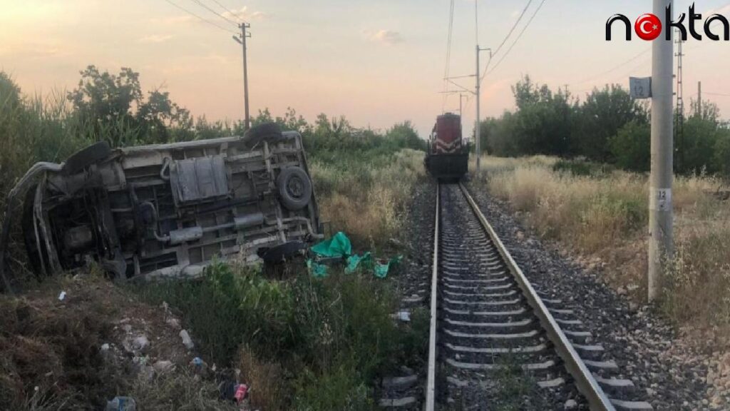 Tren minibüsle çarpıştı: 6 ölü 8 yaralı