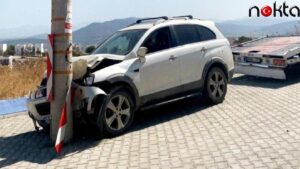 Yol ortasında bırakılan elektrik direği faciaya neden oldu