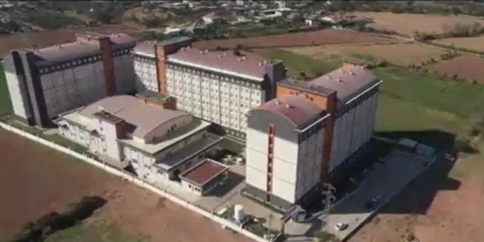 Yurt Reklamında Bu Tuhaf Övgüye Tepki Yağıyor! Zeren Asansörde Can Verdi, Bir Şehir Ayakta