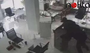 Avcılar’da oto galeriye girdiler: Para kasası ile otomobil çaldılar