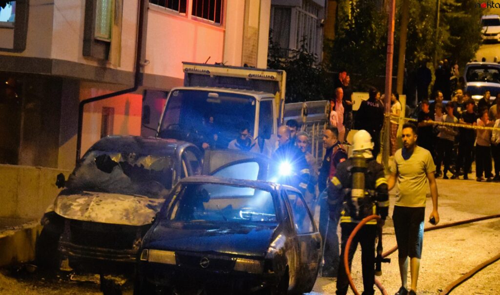 Bilecik’te yanan iki otomobil kullanılmaz hale geldi