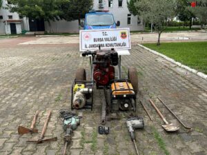 Bursa’da izinsiz kazı yapan 5 kişi fotokapanla yakalandı