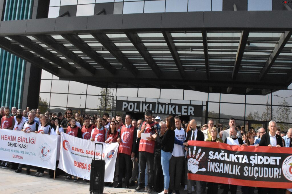 Bursa’da kadın doktorun hasta yakını tarafından darbedilmesine tepki