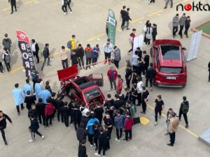 Bursa’da meslek lisesi öğrencileri Togg ile modifiyeli araçları inceledi
