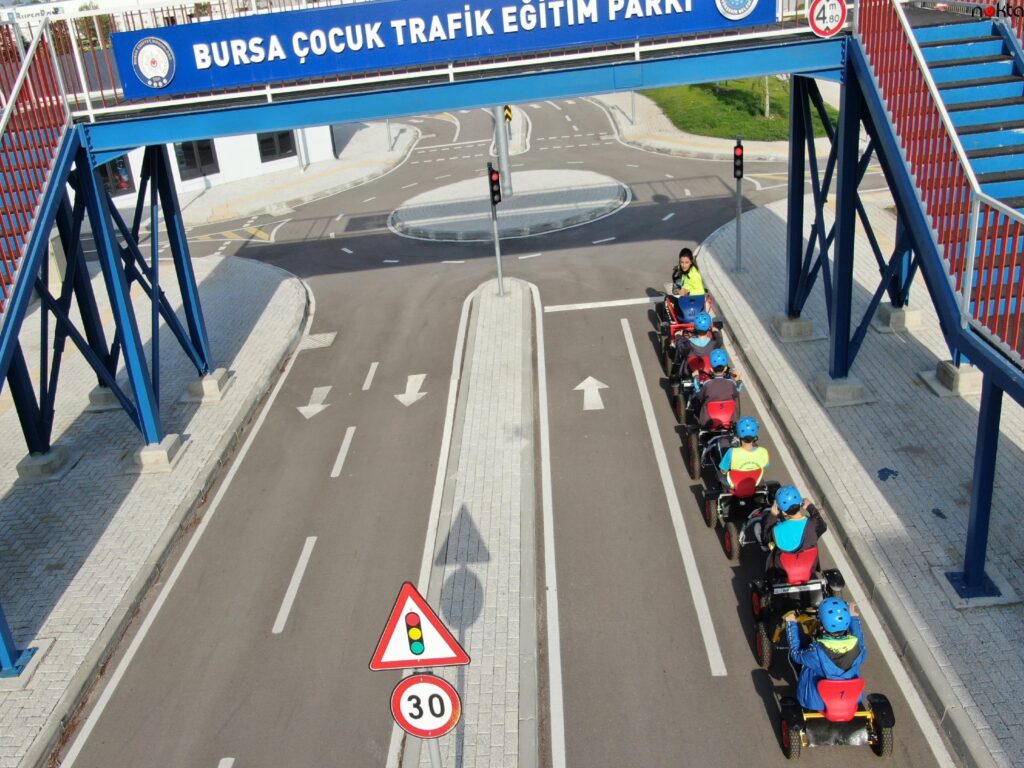 Bursa’daki Çocuk Trafik Eğitim Parkı’nda öğrencilere trafik kuralları öğretiliyor
