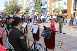 Edirne’de askeri bando Cumhuriyet’in 100. yılı etkinlikleri kapsamında konser verdi