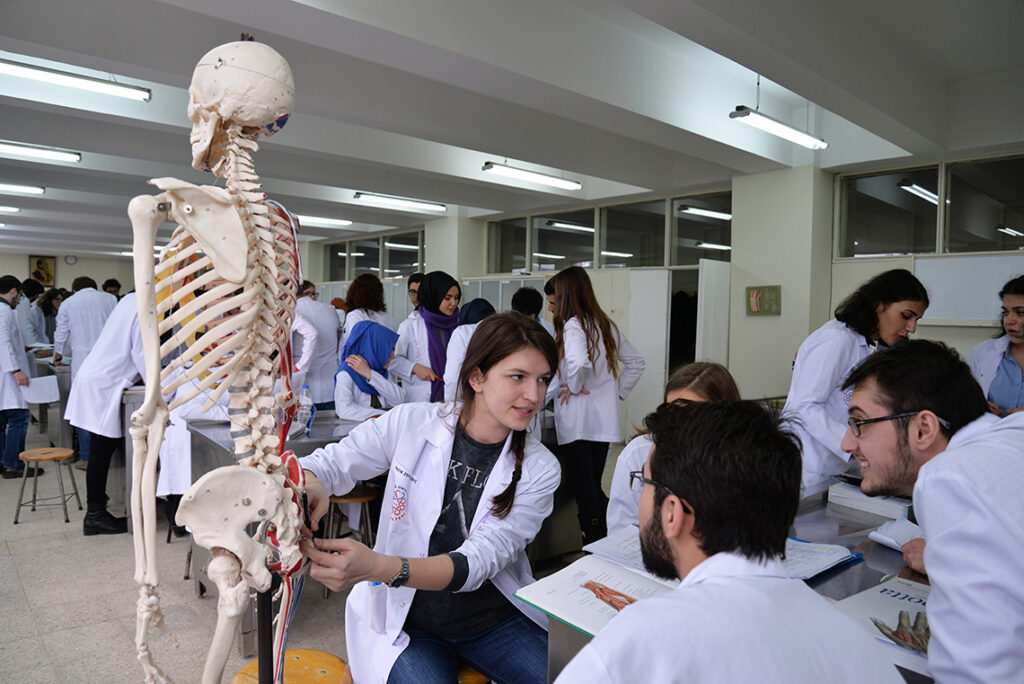 Tıp eğitiminde kullanılan Kıbrıs gazisinin bedeni, defnedilmesi için ailesine teslim edildi