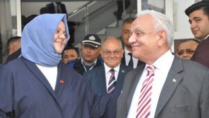 Eski bakanın çocuklarına 3’er koltuk, 3’er maaş