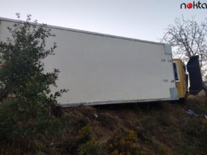 Orhangazi’de devrilen kamyonun sürücüsü yaralandı