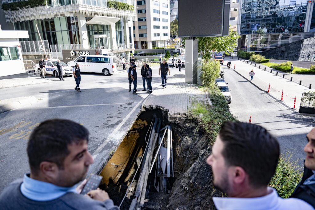Şişli’de kaldırımda oluşan çukura düşen kadın kurtarıldı