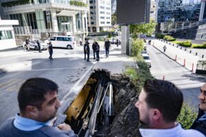 Şişli’de kaldırımda oluşan çukura düşen kadın kurtarıldı