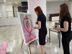 Tekirdağ’da bayanlar, göğüs kanserine “mutlu anne” resmi çizerek dikkati çekti