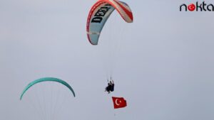 Türk bayraklarıyla yamaç paraşütü uçuşu yaptılar