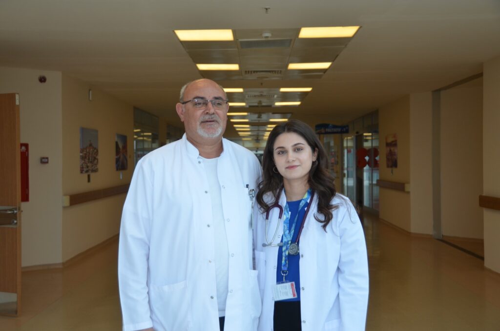 Baba ve kızı birlikte şifa dağıtıyor