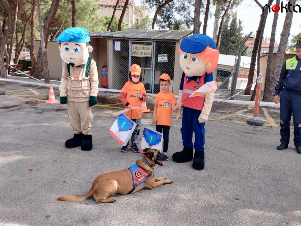 Balıkesir’de lösemili çocuklardan jandarmaya ziyaret